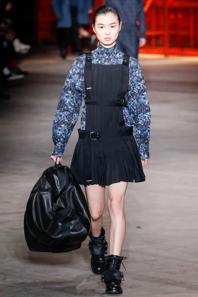Look 16
